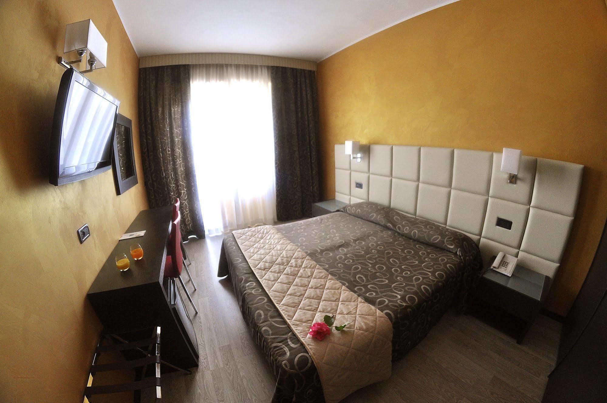 Hotel Cristallo Варацце Экстерьер фото